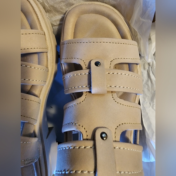(SOLD) NWOT Clarks Sandals - Picture 7 of 8